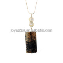 Collier pendentif en morceaux d&#39;agate en caoutchouc brun naturel avec chaîne en argent